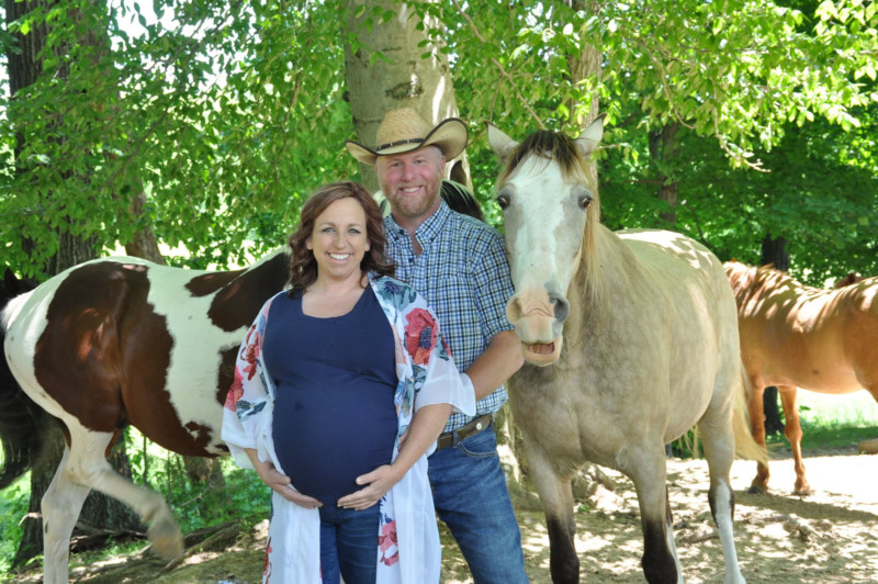 The happy horse, with its smile, "ruined" the couple's maternity shoot.