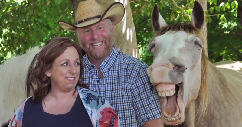 The happy horse, with its smile, “ruined” the couple’s maternity shoot.